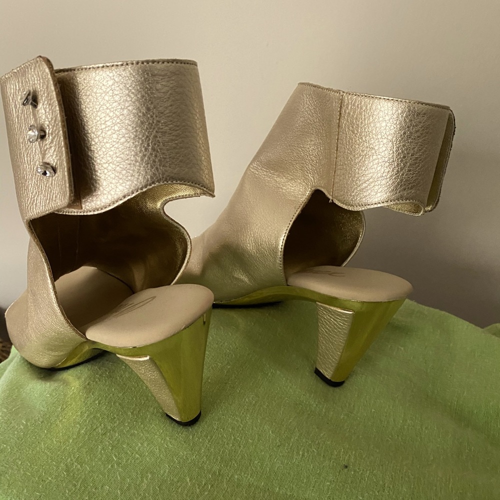 Onex gold ankle snap summer pumps.